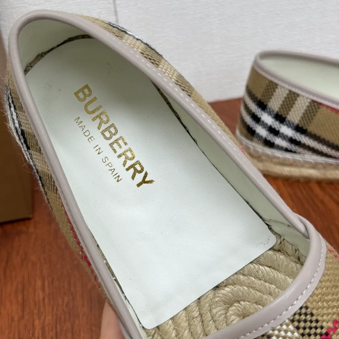Batch 600 Burberry/Burberry new summer men's embroidered straw fisherman shoes, cool slip-on straw shoes! Encounter British fashion with Burberry espadrilles, a perfect blend of classic and fashionable. The unique printing on the upper is a manifestation of the brand's style. Every color and every pattern tells the story of England. Straw soles bring a natural texture, comfortable and chic. Whether you are strolling in the city streets or heading to the beach for vacation, it can add elegance and charm to you, easily become the center of attention, and start your own fashion journey. Classic knitted canvas upper, with thin calfskin lining suitable for summer, straw lining, genuine leather patch at the bottom of the heel, hemming technology, and Mark stitching details! Anti-slip rubber bottom layer, integrated injection molding of large LOGO letters and badges, multiple colors and styles to choose from, complete package! Size: 39-40-41-42-43-44 Normal size Item number: 2025-5 knitted brown